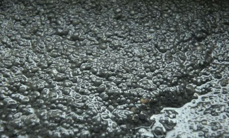 怎么處理溶氣氣浮機(jī)產(chǎn)生的污泥？